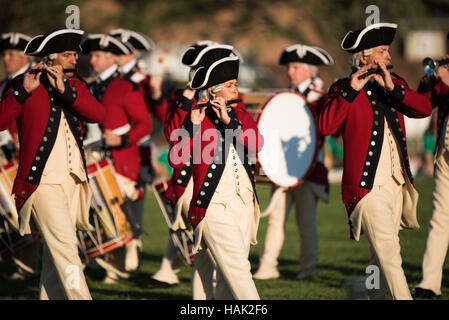 US Army Fife and Drum Corps Washington DC / WASHINGTON DC – das Fife and Drum Corps der US Army, gekleidet in Uniformen aus der Zeit des Unabhängigkeitskriegs, tritt während des Army Twilight Tattoo in der Joint Base Myer-Henderson Hall auf. Die Musiker spielen traditionelle Fünfzigern und Trommeln und demonstrieren historische Militärmusik als Teil dieses kostenlosen öffentlichen Wettbewerbs, der die Geschichte und Traditionen der US-Armee darstellt. Stockfoto