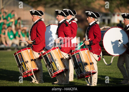 WASHINGTON DC, USA – das Fife and Drum Corps der US Army, gekleidet in Uniformen aus der Zeit des Unabhängigkeitskriegs, tritt während des Army Twilight Tattoo in der Joint Base Myer-Henderson Hall auf. Die Musiker spielen traditionelle Fünfzigern und Trommeln und demonstrieren historische Militärmusik als Teil dieses kostenlosen öffentlichen Wettbewerbs, der die Geschichte und Traditionen der US-Armee darstellt. Stockfoto