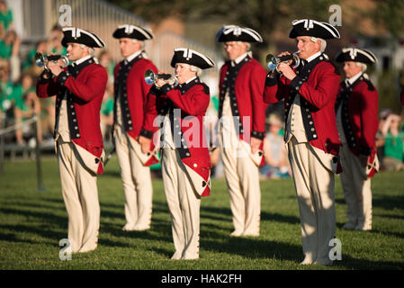 US Army Fife and Drum Corps Washington DC // WASHINGTON DC – das Fife and Drum Corps der US Army, gekleidet in Uniformen aus der Zeit des Unabhängigkeitskriegs, tritt während des Army Twilight Tattoo in der Joint Base Myer-Henderson Hall auf. Die Musiker spielen traditionelle Fünfzigern und Trommeln und demonstrieren historische Militärmusik als Teil dieses kostenlosen öffentlichen Wettbewerbs, der die Geschichte und Traditionen der US-Armee darstellt. Stockfoto