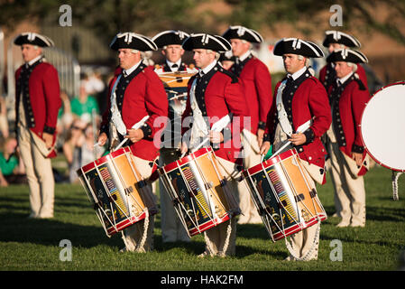 Die US Army Fife and Drum Corps Twilight Tattoo Washington DC / WASHINGTON DC — das Fife and Drum Corps der US Army, gekleidet in Uniformen aus der Zeit des Unabhängigkeitskriegs, tritt während des Army Twilight Tattoo in der Joint Base Myer-Henderson Hall auf. Die Musiker spielen traditionelle Fünfzigern und Trommeln und demonstrieren historische Militärmusik als Teil dieses kostenlosen öffentlichen Wettbewerbs, der die Geschichte und Traditionen der US-Armee darstellt. Stockfoto