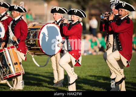 US Army Fife and Drum Corps Washington DC // WASHINGTON DC – das Fife and Drum Corps der US Army, gekleidet in Uniformen aus der Zeit des Unabhängigkeitskriegs, tritt während des Army Twilight Tattoo in der Joint Base Myer-Henderson Hall auf. Die Musiker spielen traditionelle Fünfzigern und Trommeln und demonstrieren historische Militärmusik als Teil dieses kostenlosen öffentlichen Wettbewerbs, der die Geschichte und Traditionen der US-Armee darstellt. Stockfoto