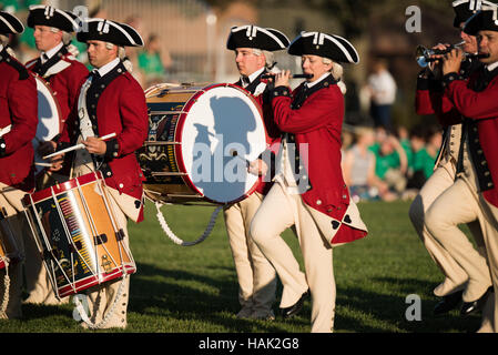 US Army Fife and Drum Corps Washington DC // WASHINGTON DC – das Fife and Drum Corps der US Army, gekleidet in Uniformen aus der Zeit des Unabhängigkeitskriegs, tritt während des Army Twilight Tattoo in der Joint Base Myer-Henderson Hall auf. Die Musiker spielen traditionelle Fünfzigern und Trommeln und demonstrieren historische Militärmusik als Teil dieses kostenlosen öffentlichen Wettbewerbs, der die Geschichte und Traditionen der US-Armee darstellt. Stockfoto