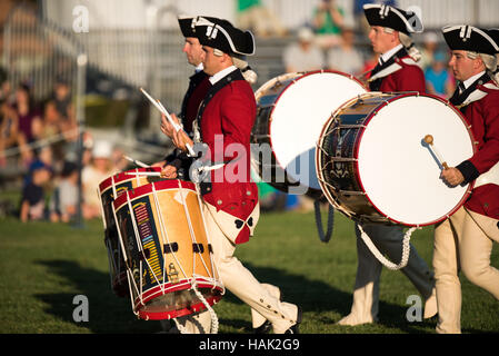 WASHINGTON DC, USA – das Fife and Drum Corps der US Army, gekleidet in Uniformen aus der Zeit des Unabhängigkeitskriegs, tritt während des Army Twilight Tattoo in der Joint Base Myer-Henderson Hall auf. Die Musiker spielen traditionelle Fünfzigern und Trommeln und demonstrieren historische Militärmusik als Teil dieses kostenlosen öffentlichen Wettbewerbs, der die Geschichte und Traditionen der US-Armee darstellt. Stockfoto