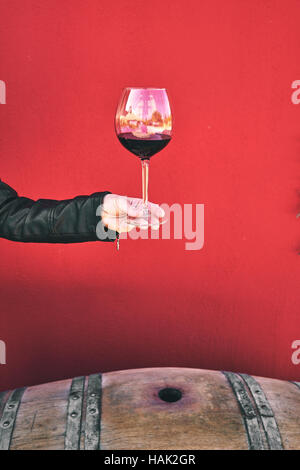 Winzer immer Probe Rotwein vom Fass Stockfoto