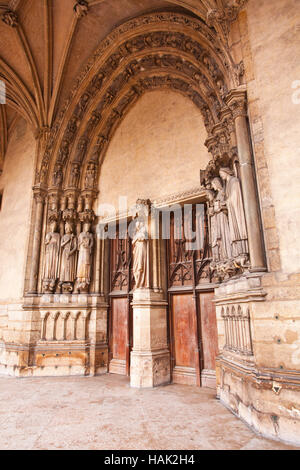 Das Tympanon auf Auxerrois Saint Germain in Paris. Stockfoto