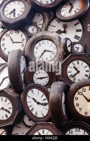 L ' heure de Tous oder alle der Zeit. Eine Skulptur des französischen Künstlers Arman am Bahnhof Saint Lazare in Paris. Stockfoto