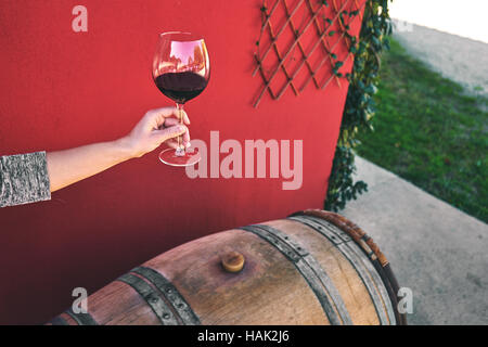 Winzer immer Probe Rotwein vom Fass Stockfoto