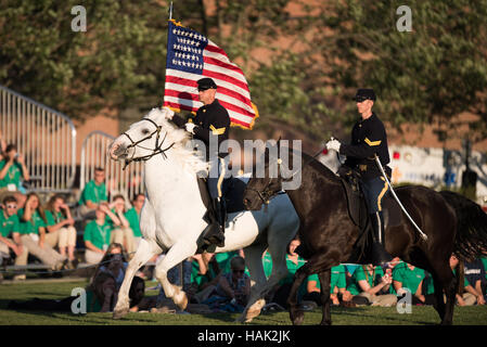 ARLINGTON Virginia // ARLINGTON, Virginia — Soldaten der US Army, die stolz die amerikanische Flagge tragen, treten während des Twilight Tattoo auf. Dieser Militärwettbewerb, der in der Joint Base Myer-Henderson Hall stattfindet, ist eine kostenlose und öffentliche Veranstaltung. Es zeigt die Präzision und Disziplin der angesehenen Zeremonialeinheiten der US-Armee. Zu diesen Einheiten gehören das historische 3rd U.S. Infantry Regiment (The Old Guard) und die US Army Band Pershing’s Own. Die Vorstellung zeigt die reiche Tradition der US-Armee in Arlington, Virginia. Stockfoto