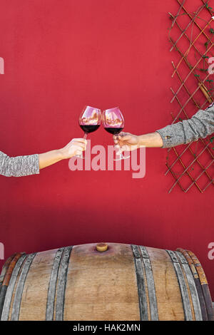 Winzer immer Probe Rotwein vom Fass Stockfoto