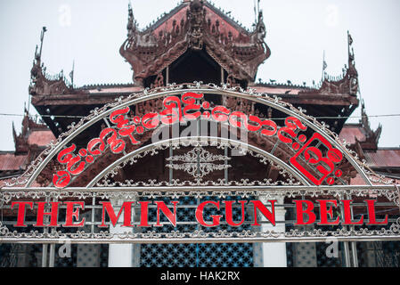 Mingun Bell Mingun Myanmar // MINGUN, Myanmar — die massive Mingun Bell hängt in einem kleinen Pagodengebäude in der Nähe von Mingun, Myanmar. Sie wurde 1808 während der Regierungszeit von König Bodawpaya gegossen und wiegt etwa 90 Tonnen und gilt weithin als die größte Glocke der Welt. Die riesige Bronzeglocke ist etwa 12 Fuß hoch und 16 Fuß Durchmesser. Die Glocke wurde Anfang des 19. Jahrhunderts als Teil der ehrgeizigen Bauprojekte König Bodawpayas in Auftrag gegeben. Die Mingun Bell liegt am Ayeyarwady River in der Nähe von Mandalay und ist nach wie vor ein aktives religiöses Artefakt und beliebtes Reiseziel Stockfoto