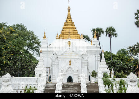 Sat Taw Yar Pagoda Mingun Myanmar // MINGUN, Myanmar - Sat Taw Yar Pagoda liegt am Ufer des Ayeyarwady River im Dorf Mingun. Die Pagode ist Teil von Minguns Sammlung religiöser Denkmäler am westlichen Ufer des Ayeyarwady River (auch bekannt als Irrawaddy). Mingun liegt etwa 11 km flussaufwärts von Mandalay und ist hauptsächlich mit dem Boot über den Fluss zu erreichen. Das Dorf ist bekannt für seinen unvollendeten Mingun Pahtodawgyi, der im späten 18. Jahrhundert von König Bodawpaya in Auftrag gegeben wurde, und die Mingun-Glocke, die 1808 gegossen wurde. Die Lage am Fluss von Sat Taw Yar Stockfoto