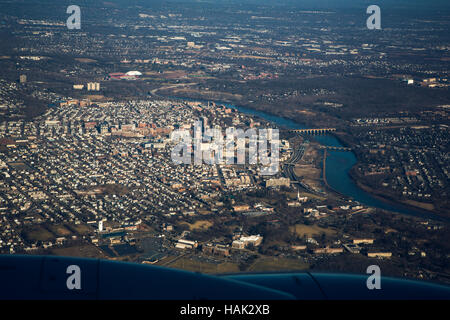 New Brunswick, New Jersey und Umgebung sitzt entlang der Raritan River, wie aus einem Flugzeug nähert sich Newark Liberty Airport zu sehen. Stockfoto