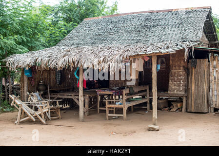 MINNANTHU, Myanmar – Ein Haus im Dorf Minnanthu in Bagan, Myanmar. Das kleine Dorf Minnanthu liegt inmitten der archäologischen Ruinen der Ebene von Bagan und bewahrt die traditionelle Lebensweise. Stockfoto