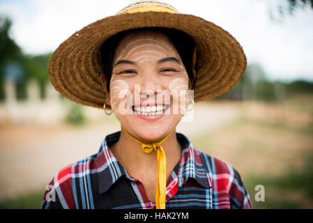 MINNANTHU, Myanmar – Ein ortskundiger Reiseleiter im Dorf Minnanthu in Bagan, Myanmar. Das kleine Dorf Minnanthu liegt inmitten der archäologischen Ruinen der Ebene von Bagan und bewahrt die traditionelle Lebensweise. Stockfoto