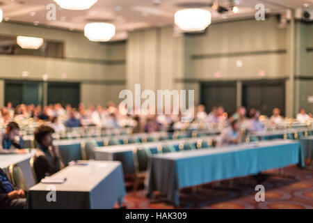 Blured Bild des Publikums im Konferenzsaal, die Teilnahme an Business-Konferenz. Stockfoto