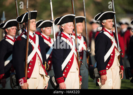 WASHINGTON DC, Vereinigte Staaten – Mitglieder des 3. US-Infanterieregiments, bekannt als „The Old Guard“, treten während des Twilight Tattoo der US Army in der Joint Base Myer-Henderson Hall auf. Die Soldaten, in Präzisionsuniformen gekleidet, demonstrieren ihre disziplinierten Übungen und zeremoniellen Fähigkeiten als Teil dieses freien, öffentlichen Militärwettbewerbs, der Geschichte und Tradition der Armee zeigt. Stockfoto