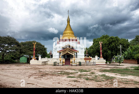 BAGAN, Myanmar – Eine kleine, aber reich verzierte Pagode, die auf einem offenen Platz in der Mitte des Taungbi Village in Old Bagan steht, einige Blocks von der Hauptstraße entfernt. Stockfoto