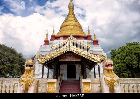 BAGAN, Myanmar – Eine kleine, aber reich verzierte Pagode, die auf einem offenen Platz in der Mitte des Taungbi Village in Old Bagan steht, einige Blocks von der Hauptstraße entfernt. Stockfoto