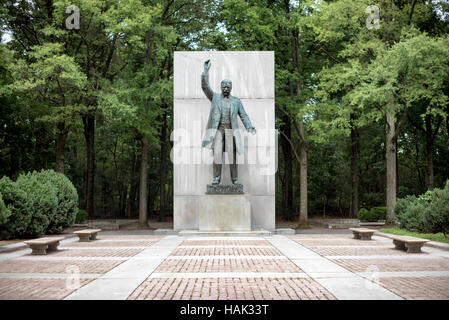 ARLINGTON, Virginia – das Theodore Roosevelt Memorial ist eine ruhige Insel inmitten des Potomac River. Das bewaldete 88 Hektar große Gelände, das über eine Fußgängerbrücke zugänglich ist, zeigt eine Statue des 26. Präsidenten, umgeben von Granittafeln mit seinen bemerkenswerten Zitaten. Stockfoto