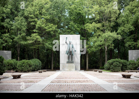 Theodore Roosevelt Memorial Statue Washington DC // WASHINGTON, D.C. – Eine Statue von Theodore Roosevelt steht am Theodore Roosevelt Memorial, Teil des National Museum of Natural History in Washington, D.C. Roosevelt, der 26. Präsident der Vereinigten Staaten (1901–1909), war bekannt für seine Bemühungen, fünf Nationalparks und zahlreiche Nationaldenkmäler, Wildschutzgebiete und Wälder zu errichten. Das 1967 geweihte Denkmal ehrt Roosevelts Beiträge zum Naturschutz und zur Naturwissenschaft. Die Smithsonian Institution unterhält die Gedenkstätte als Teil ihres Komplexes entlang der Stockfoto