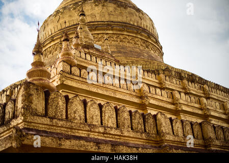 NYAUNG-U, Myanmar (Birma) - erbaut im 11. Jahrhundert, Shwezigon Pagode befindet sich in Nyaung-U, in der Nähe von Bagan. Strahlen Sie von einem großen zentralen Blattgold vergoldeten glockenförmigen Stupa eine Reihe von kleineren Tempeln und Schreinen. Die Stupa ist solide, und die Legende besagt, dass es einen Knochen und Zahn des Gautama Buddha verankert sind. Stockfoto