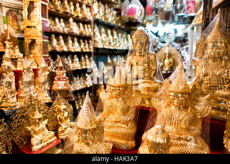 MANDALAY, Myanmar – Mahamuni Buddha Tempel (auch bekannt als Mahamuni Pagoda) ist eine hoch verehrte religiöse Stätte in Mandalay. Im Herzen steht das Mahamuni-Buddha-Bild, das als eines von nur fünf ursprünglichen Ähnlichkeiten des Buddha zu seinen Lebzeiten angesehen werden soll. Es ist mit Goldfolie bedeckt, die von Gläubigen und Pilgern als Tribut gespendet wurde. Stockfoto