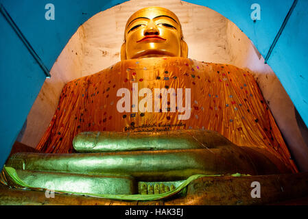 BAGAN, Myanmar – der Manuha-Tempel ist eine einzigartige Struktur unter den alten religiösen Stätten Bagans. Dieser Tempel wurde 1059 vom Gefangenen Mon König Manuha erbaut und verfügt über drei große sitzende Buddha-Statuen und einen massiven liegenden Buddha. Das enge Innere, im Kontrast zu den kolossalen Buddha-Bildern, soll das Unbehagen des Königs in der Gefangenschaft symbolisieren. Stockfoto