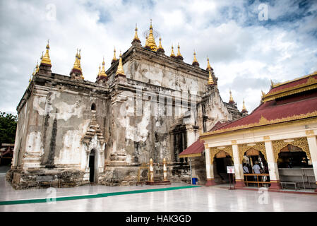 BAGAN, Myanmar – der Manuha-Tempel ist eine einzigartige Struktur unter den alten religiösen Stätten Bagans. Dieser Tempel wurde 1059 vom Gefangenen Mon König Manuha erbaut und verfügt über drei große sitzende Buddha-Statuen und einen massiven liegenden Buddha. Das enge Innere, im Kontrast zu den kolossalen Buddha-Bildern, soll das Unbehagen des Königs in der Gefangenschaft symbolisieren. Stockfoto