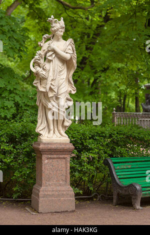 Skulptur der römischen Göttin Ceres (Demeter) im Sommergarten, St. Petersburg Stockfoto