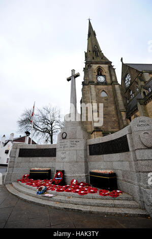 Mohnblumen am Kriegerdenkmal außerhalb der Pfarrkirche, Bury, Lancashire. Bild von Paul Heyes, Donnerstag, 1. Dezember 2016. Stockfoto