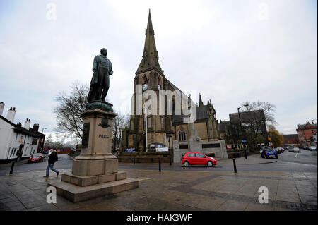 Sir Robert Peel-Statue vor der Pfarrkirche, Bury, Lancashire. Bild von Paul Heyes, Donnerstag, 1. Dezember 2016. Stockfoto