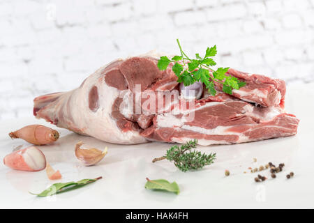 rohes Lammfleisch Bein Stockfoto