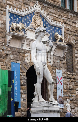 Eine Nachbildung der Statue Michelangelos David, Piazza della Signoria, Florenz, Hauptstadt der Region Toskana, Italien Stockfoto