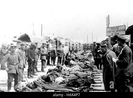 Deutsche Soldaten WW1 untersuchen eine Reihe von französischen verwundet. Ort/Datum unbekannt Stockfoto