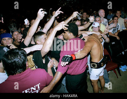 BJ Penn feiert seinen Sieg über Kenny Florian mit Fans bei UFC 101 im Wachovia Center am 8. August 2009, in Philadelphia, Pennsylvania. Francis Specker Stockfoto