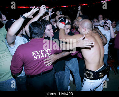 BJ Penn feiert seinen Sieg über Kenny Florian mit Fans bei UFC 101 im Wachovia Center am 8. August 2009, in Philadelphia, Pennsylvania. Francis Specker Stockfoto