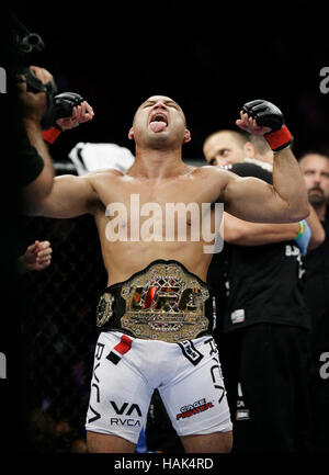 BJ Penn feiert seinen Sieg über Kenny Florian UFC 101 im Wachovia Center am 8. August 2009, in Philadelphia, Pennsylvania. Francis Specker Stockfoto