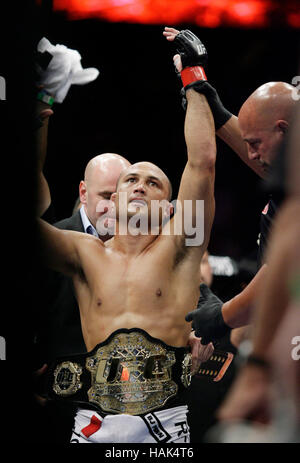 BJ Penn feiert seinen Sieg über Kenny Florian UFC 101 im Wachovia Center am 8. August 2009, in Philadelphia, Pennsylvania. Francis Specker Stockfoto