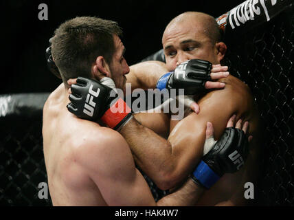 BJ Penn, Recht, kämpft Kenny Florian bei UFC 101 im Wachovia Center am 8. August 2009, in Philadelphia, Pennsylvania. Francis Specker Stockfoto