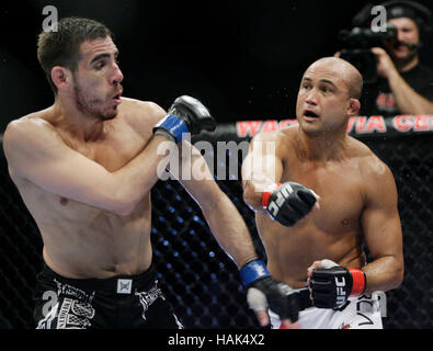 BJ Penn, Recht, kämpft Kenny Florian bei UFC 101 im Wachovia Center am 8. August 2009, in Philadelphia, Pennsylvania. Francis Specker Stockfoto