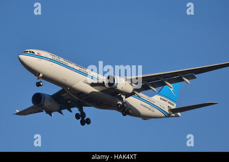 Kuwait Airways Airbus A330-200 9K-APB Ankunft am Flughafen London Heathrow, Vereinigtes Königreich Stockfoto