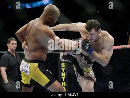 Anderson Silva, links, kämpft mit Forrest Griffin während UFC 101 im Wachovia Center am 8. August 2009, in Philadelphia, Pennsylvania. Francis Specker Stockfoto