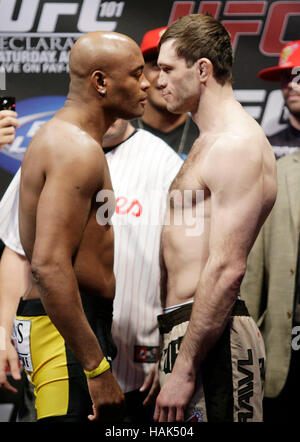 Anderson Silva, links, und Forrest Griffin antreten bei der UFC 101 wiegen-ins im Wachovia Center am 7. August 2009 in Philadelphia, Pennsylvania. Francis Specker Stockfoto