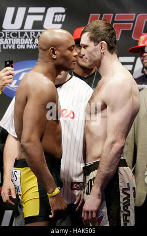 Anderson Silva, links, und Forrest Griffin antreten bei der UFC 101 wiegen-ins im Wachovia Center am 7. August 2009 in Philadelphia, Pennsylvania. Francis Specker Stockfoto