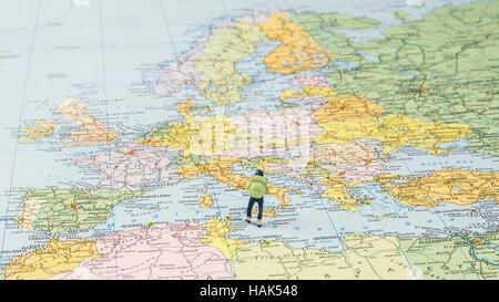 Nahaufnahme von Miniatur Figur des jungen Reisenden steht auf große Karte neben Kontinent Europa Stockfoto