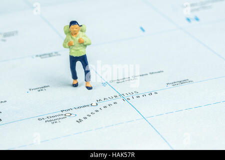 Nahaufnahme von Miniatur Figur des jungen Reisenden steht auf große Karte neben Mauritius Stockfoto