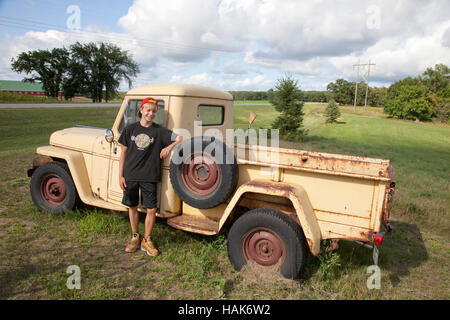 Junge Teen stehen neben alten Vintage Willys Jeep Pickup-Truck zum Verkauf an Pixie Wald Vertrieb. Schlacht Lake Minnesota MN USA Stockfoto