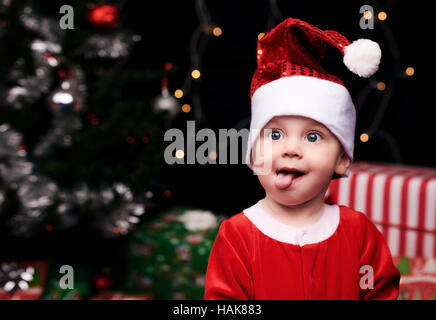 Weihnachten Baby Zunge heraus in Richtung Kamera Stockfoto