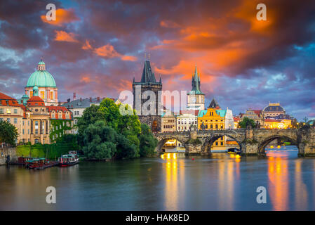 Lebendige Sonnenuntergang Gewitterhimmel über den Fluss Vltava und Charles Bridge Prag Tschechische Republik Europa