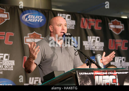 UFC-Präsident Dana White spricht auf einer Pressekonferenz in Los Angeles, Kalifornien am 22. Oktober 2009. Foto von Francis Specker Stockfoto
